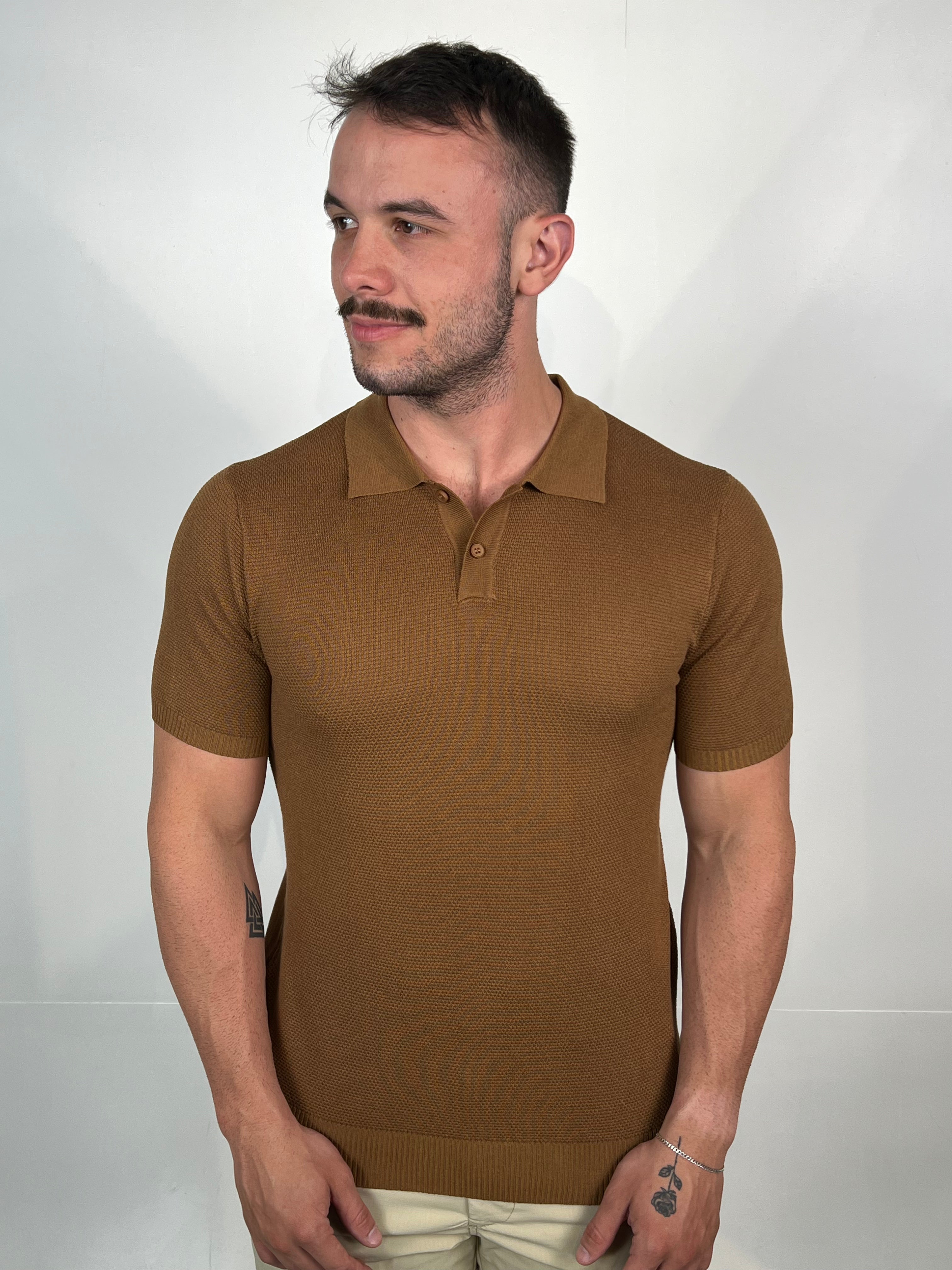 Polo Tricot Textura Botão Zeus  - Caramelo